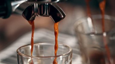 Kol Kahvesi Makinesi 'nin Süper Yavaş Çekimi Espresso' yu 1000 fite dolduruyor. 4K 'da Yüksek Hız Sineması Kamerasında Çekim.