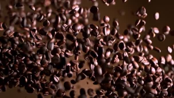 Kahverengi Gradyan Arkaplan Patlayan Özel Kahve Fasulyelerinin Süper Yavaş Çekimi — Stok video
