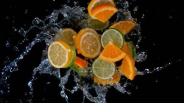 Patlayan turunçgil renginde dilimlenmiş süper yavaş çekim ve 300 flapta su sıçratma. Yüksek hızlı sinema kamerasıyla çekilmiş..