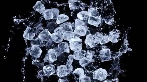 Super Pomalý Záběr Rotující Explodoval Ledové Kostky Stříkající Vodu Černou — Stock video