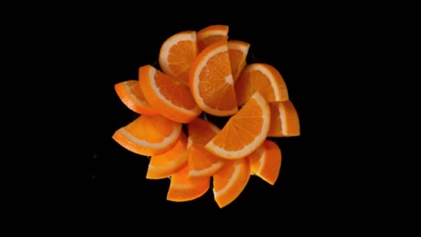 Plan Ralenti Tranches Orange Explosées Tournantes Sur Noir 1000Ips Filmé — Video