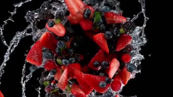 回転する果実の超遅い動きは 1000Fpsで黒い上に水をはねながら果実を爆発させました 高速シネマカメラで撮影 — ストック動画