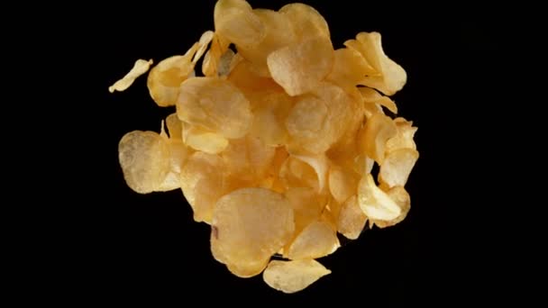 Super Cámara Lenta Rotación Explotó Patatas Fritas Saladas Negro 1000Fps — Vídeos de Stock