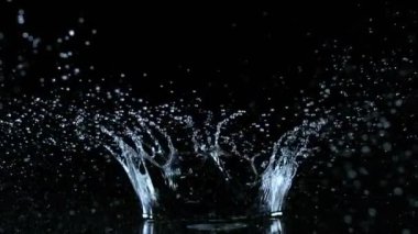 Super Slow Motion shot of Water Crown Splash, Kara Arkaplan 'da izole edilmiş. 4K 'de Yüksek Hız Sinema Kamerası ile çekildi..