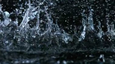 Linear Water Splash 'in Süper Yavaş Çekimi, Kara Arkaplan' da izole edilmiş. 4K 'de Yüksek Hız Sinema Kamerası ile çekildi..