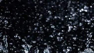 Süper Yavaş Çekim Su Sıçratma Kara Arkaplan 'da izole edildi. 4K Çözünürlükte Yüksek Hız Sinema Kamerası ile Çekim.