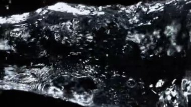 Süper Yavaş Hareket Detaylı Su Akıntısı Kaynağı Kara Arkaplan 'da izole edildi. 4K Çözünürlükte Yüksek Hız Sinema Kamerası ile Çekim.