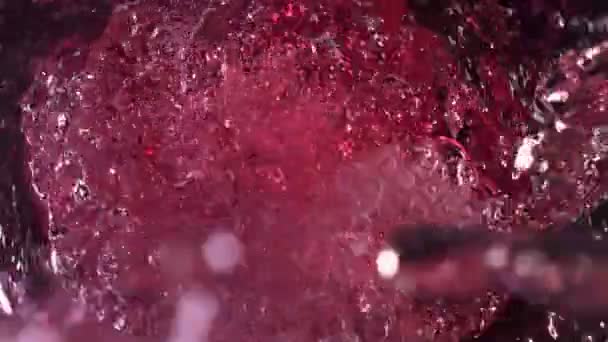 Super Slow Motion Shot Malinowej Lemoniady Whirling Splashing Szklanej Butelce — Wideo stockowe