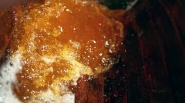 Süper Yavaş Hareket Detaylı Atış Tahta Fıçıda Taze Biranın 1000fps 'te çekilmesi. 4K 'da Yüksek Hız Sinema Kamerası ile çekildi.