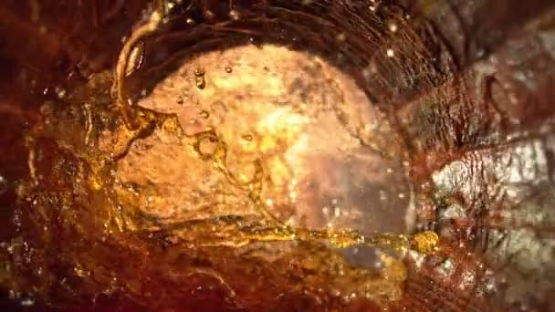 Super Slow Motion Shot Van Splashing Whiskey Old Oak Barrel — Stockvideo