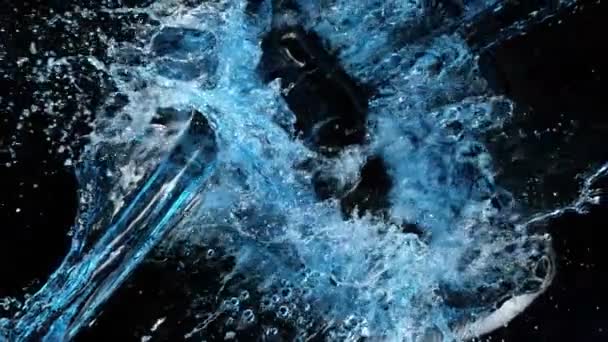 黒の背景に水をスプラッシングする超スローモーションショット1000 Fpsで 4Kの高速映画カメラで撮影 — ストック動画