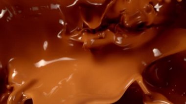 Su Sıçratan Karamelli Süper Yavaş Çekim 1000 fps 'de. 4K 'da Yüksek Hız Sinema Kamerası ile çekildi..