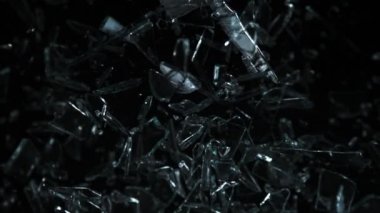 Kameraya doğru uçan cam kırıklarının Süper Yavaş Çekimi 1000fps derinlikte izole edildi. Yüksek hızlı sinema kamerasıyla çekildi, 4K.