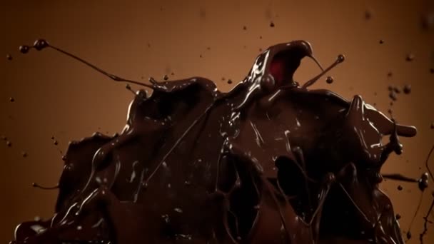 Super Slow Motion Shot Salpicadura Chocolate Derretido Brown Gradient Fondo — Vídeos de Stock