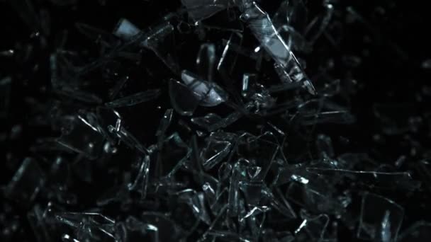 Super Slow Motion Shot Glass Shards Flying Camera Geïsoleerd Zwart — Stockvideo