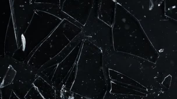超级慢镜头真正的玻璃破碎在1000 Fps 被黑色背景隔离了 用高速摄像机拍摄 — 图库视频影像