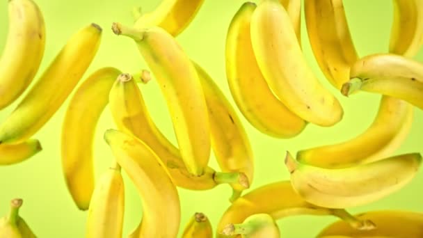 Super Slow Motion Shot Plátanos Frescos Sobre Fondo Amarillo Volando — Vídeo de stock