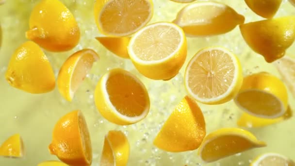 Super Slow Motion Prise Vue Des Tranches Citron Frais Volantes — Video
