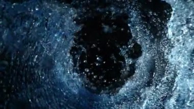 Süper Yavaş Hareketli Dönen ve Su Sıçratan Şişe, 300 fps yükseklikte. 4K 'da Yüksek Hız Sinema Kamerası ile çekildi..