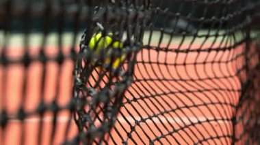 Tenis Topunun Süper Yavaş Çekimi kortta 1000fps 'te internete çarpıyor. 4K 'da Yüksek Hız Sinema Kamerası ile çekildi..