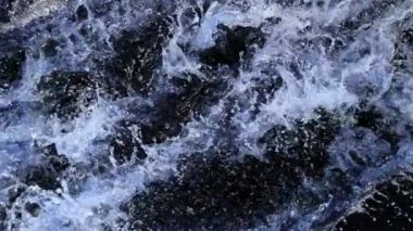 Super Slow Motion shot of Splashing Water on Black background on 1000 fps. 4K 'da yüksek hızlı sinema kamerası ile çekildi...