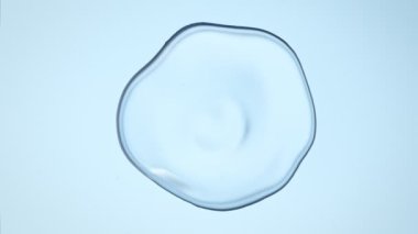 Süper Yavaş Film Macro Şat Dalgalanan Gerçek Su Damlacıkları 'nın 300 metre yükseklikte. 4K 'da yüksek hızlı sinema kamerası ile çekildi...