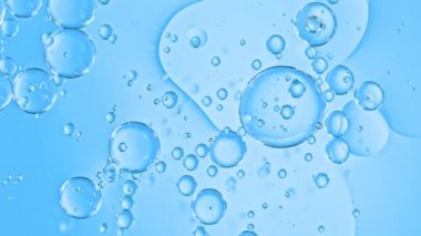 Moving Oil Bubbles 'ın Süper Yavaş Çekimi, Mavi Arkaplanda, 300 fite ayarlandı. Yüksek Hız Sinema Kamerası ile 4K çözünürlükte çekilmiştir.