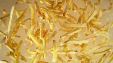 1600 metrede kameraya doğru uçan tuzlu patates kızartması ve tuzlu su çekimi. 4K 'da Yüksek Hız Sinema Kamerası ile çekildi..