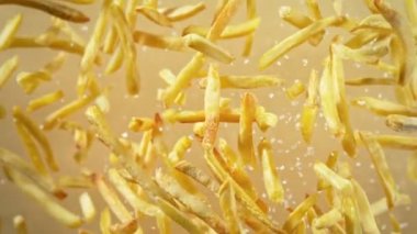 Süper Yavaş Çekim Patates kızartması ve Tahıl Tanesi Uçan Tuz Kamerası 'nın 1000fps. 4K 'da Yüksek Hız Sinema Kamerası ile çekildi..