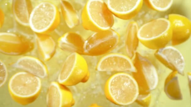 Super Slow Motion Shot Flying Fresh Lemon Slices Water Camera — Vídeo de Stock
