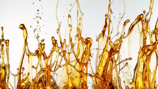 Super Slow Motion Shot Splashing Golden Oil Fundo Branco 1000Fps — Vídeo de Stock