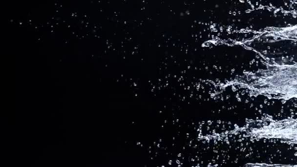Super Zeitlupe Schuss Wasser Seite Spritzer Isoliert Auf Schwarzem Hintergrund — Stockvideo