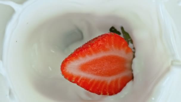 Super Slow Motion Shot Half Strawberry Falling Cream 1000Fps Съемки — стоковое видео