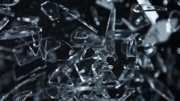 Super Slow Motion Shot Shattering Glass Shards Volando Hacia Cámara — Vídeos de Stock
