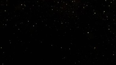 Süper Yavaş Çekim Altın Parıldayan Parçacıklar Kara Arkaplan 'da izole edildi. 4K Çözünürlükte Yüksek Hız Sinema Kamerası ile Çekim.