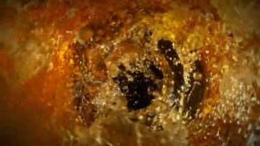 Altın Alkol Sıvısı Şişe Döndürme Süper Yavaş Çekimi, 300 fps 'te. 4K 'da Yüksek Hız Sinema Kamerası ile çekildi..