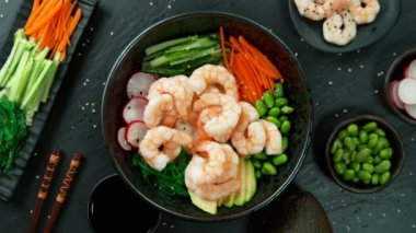 Süper Yavaş Çekim Taze Karideslerin Poke Bowl 'a 1000fps hızla düşüşü. 4K 'da Yüksek Hız Sinema Kamerası ile çekildi..