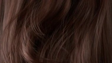 Süper Yavaş Hareketli Dalgalı Kahverengi Saçlı 1.000 fp. 4K 'da Yüksek Hız Sinema Kamerası ile çekildi..