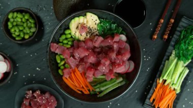 Süper Yavaş Çekim Taze Ton Balığı Kesikleri Poke Bowl 'a 1000fps hızla düşüyor. 4K 'da Yüksek Hız Sinema Kamerası ile çekildi..