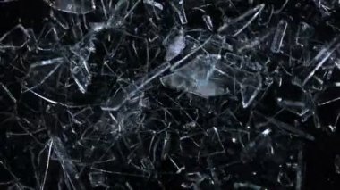 Çok Yavaş Düşen ve Kırılan Cam Kırıkları 'nın Süper Yavaş Çekimi... -... 1000fps' te karada izole edildi. Yüksek hızlı sinema kamerasıyla çekildi, 4K.