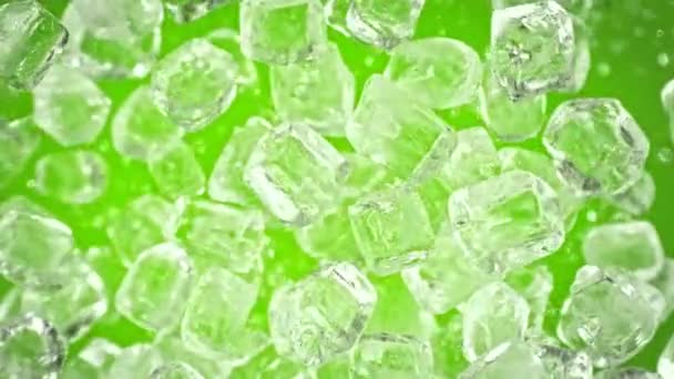 Super Slow Motion Shot Ice Cubes Explosion Camera Πράσινο Φόντο — Αρχείο Βίντεο