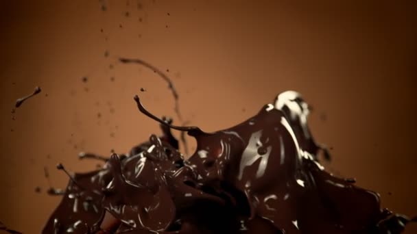 Super Slow Motion Shot Splashing Gesmolten Chocolade Brown Gradient Achtergrond — Stockvideo