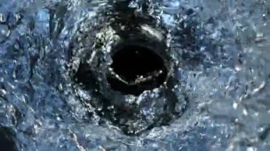 Süper Yavaş Hareketli Dönen ve Su Sıçratan Şişe, 300 fps yükseklikte. 4K 'da Yüksek Hız Sinema Kamerası ile çekildi..