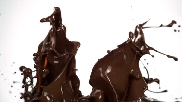 Super Slow Motion Shot Splashing Melted Chocolate Απομονωμένη Λευκό Φόντο — Αρχείο Βίντεο