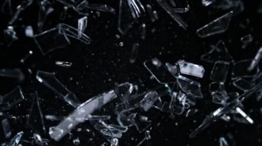 Kameraya doğru uçan cam kırıklarının Süper Yavaş Çekimi 1000fps derinlikte izole edildi. Yüksek hızlı sinema kamerasıyla çekildi, 4K.