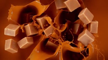 Karamel Parçalarının Süper Yavaş Çekimi Erimiş Karamelli Karamel 'e 1000fps hızla düşüyor. 4K 'da Yüksek Hız Sinema Kamerası ile çekildi..