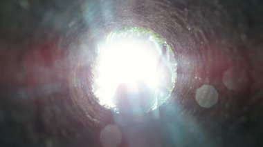 Golf topunun Clay Hole 'dan 1000 fp hızla düşüşünün Süper Yavaş Çekimi. 4K 'da Yüksek Hız Sinema Kamerasında Çekim.