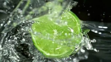 Dönen Portakal Dilimi ve Sıçrayan Su 'nun Süper Yavaş Çekimi. 4K 'da yüksek hızlı sinema kamerası ile çekildi...