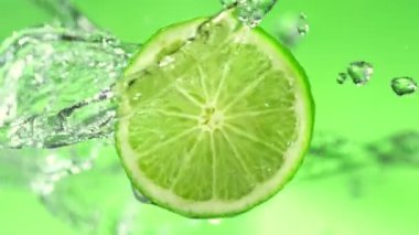 Süper Yavaş Hareket Detaylı Dönen Taze Limon Dilimi ve Sıçrayan Su Çekimi. 4K 'da yüksek hızlı sinema kamerası ile çekildi...