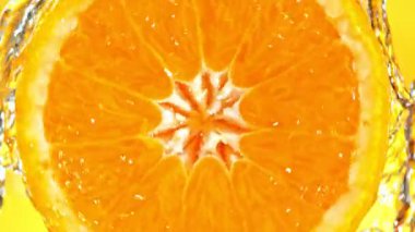 Süper Yavaş Hareket Detaylı Dönen Portakal Dilimleme ve Sıçratma Suyu Çekimi 300 metrede. 4K 'da yüksek hızlı sinema kamerası ile çekildi...